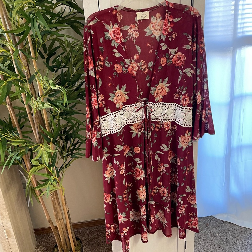 Gorgeous kimono with tie front and lace accent Size XL New wear open or closed.